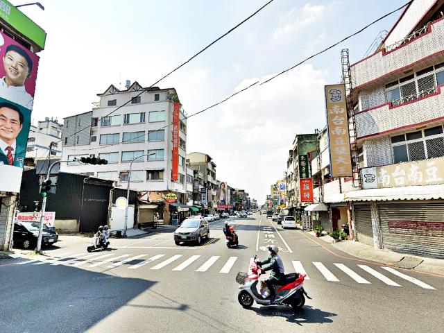 新營民治東路透天店面