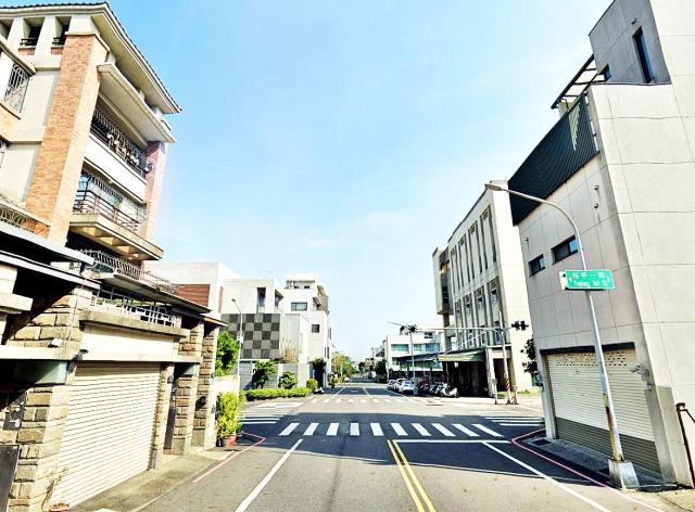 台南東區裕英街店墅